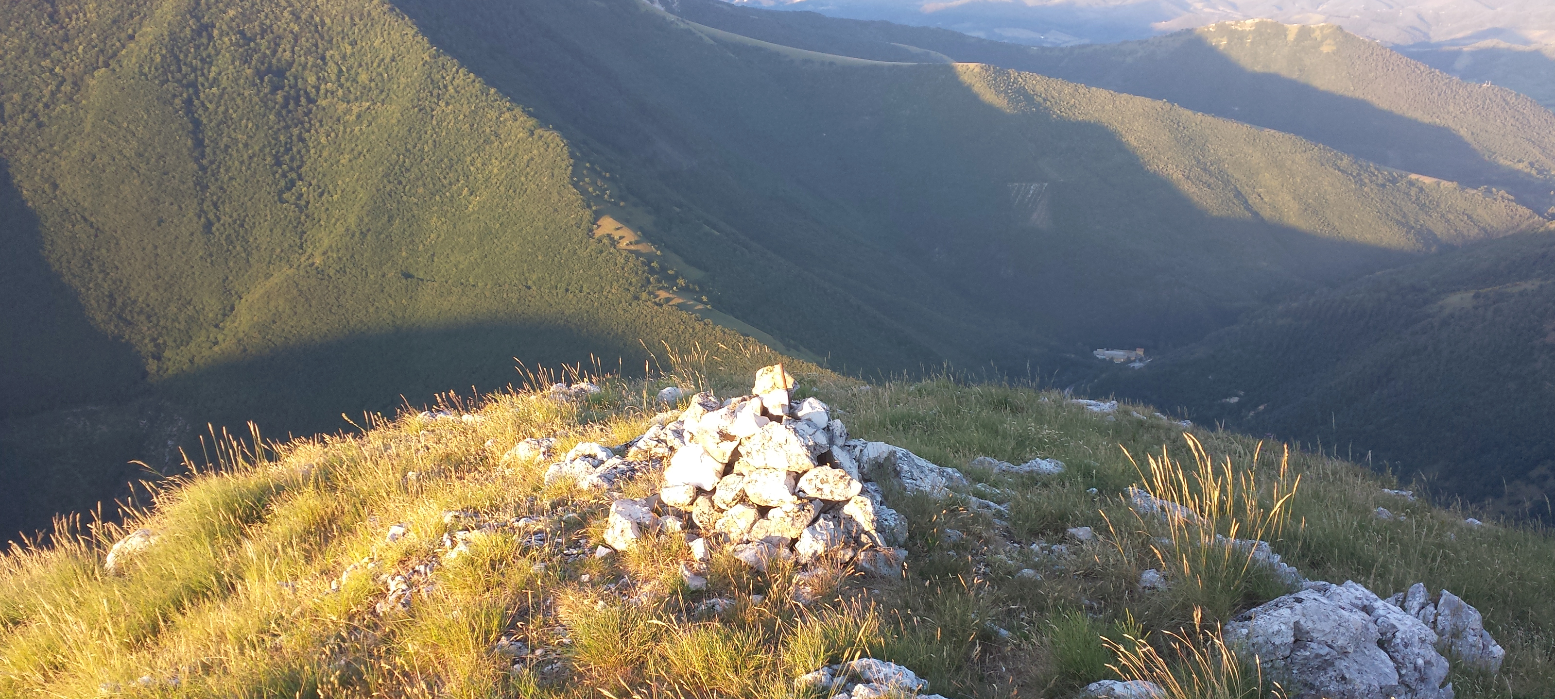 Monte Catria Sentiero 52 - immagine 11 (Vetta del Corno di Catria)