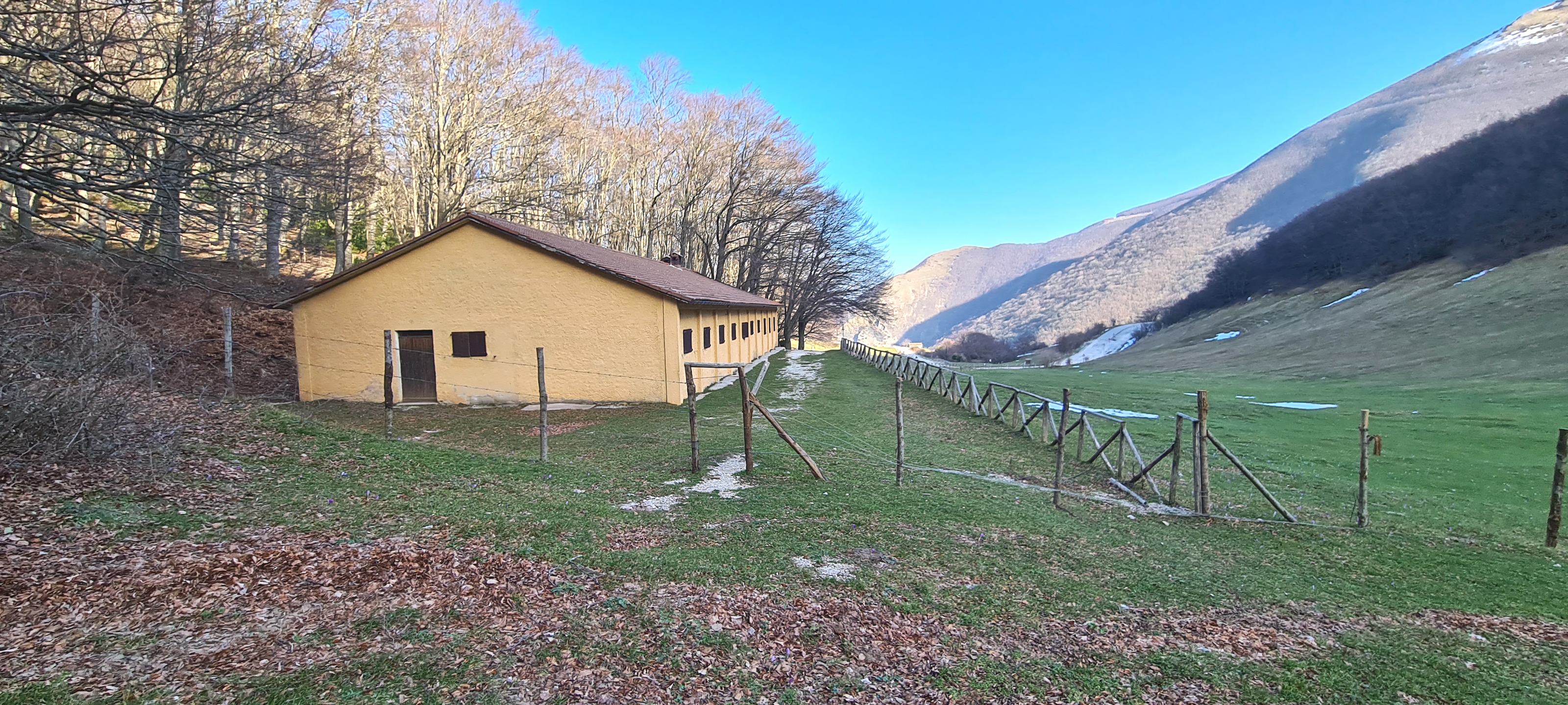 Monte Catria Sentiero 62 - immagine 12 (Rifugio Valpiana)